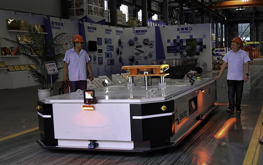 30T 牽引 AGV 在物流行業優勢顯著，具備強大負載、精準導航、自動化作業、適應復雜環境、節省人力、便于集成以及安全性能突出等優勢，助力物流高效運作。